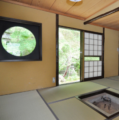 事務所裏手には先代社長が建てた離れの茶室があります