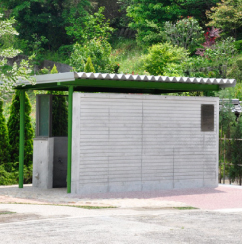 緑化センターの前に遊び心で景色を楽しむトイレを建設しました